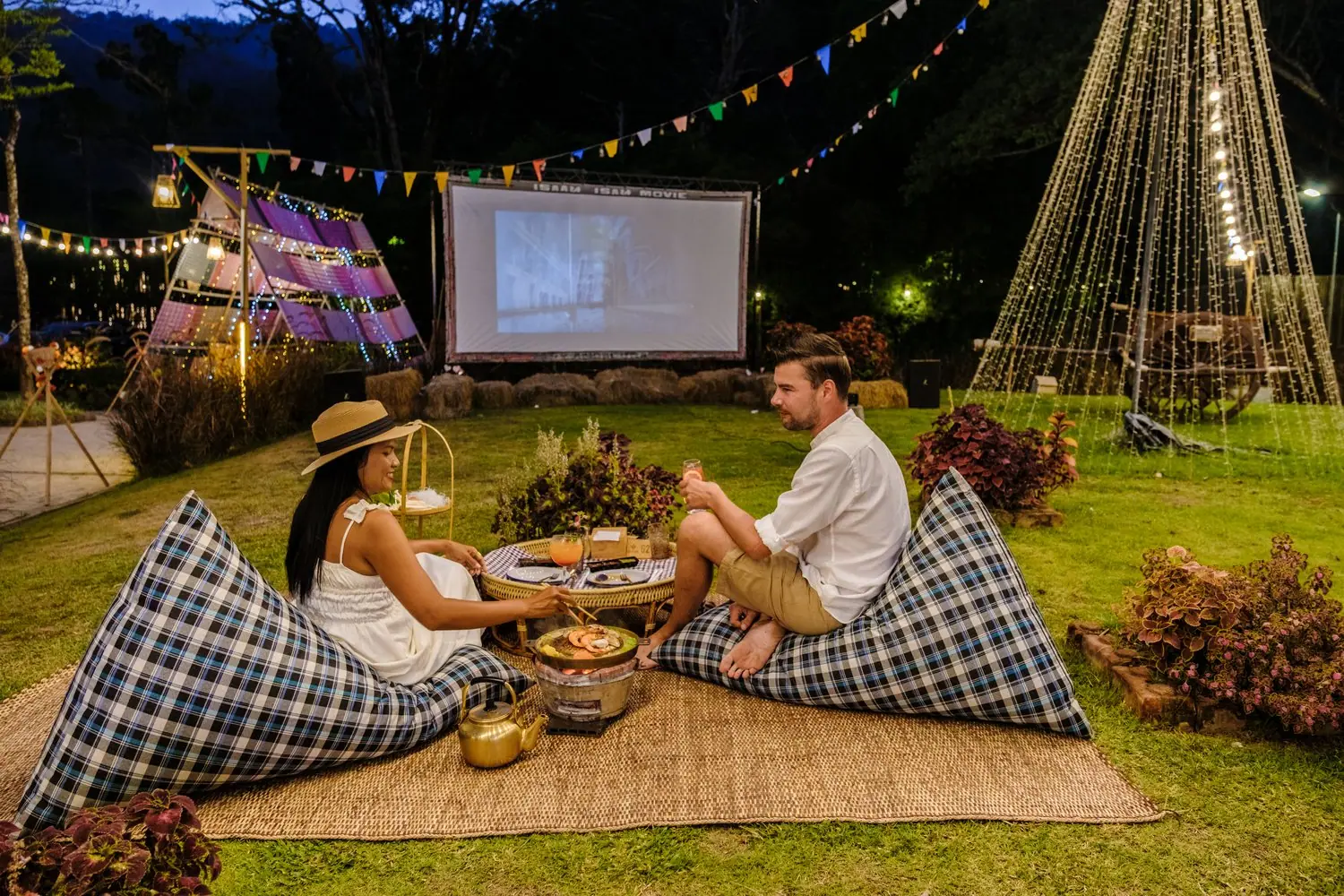 Kino plenerowe jak zorganizować pokaz osiedlowy